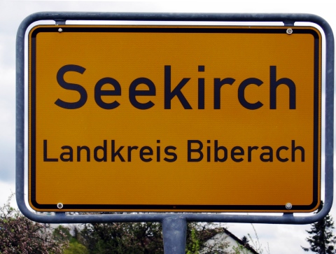 raderfinde.de

100% 

Bild: Ortsschild "Seekirch" "Landkreis Biberach". Gelber Untergrund, Schwarze Schrift